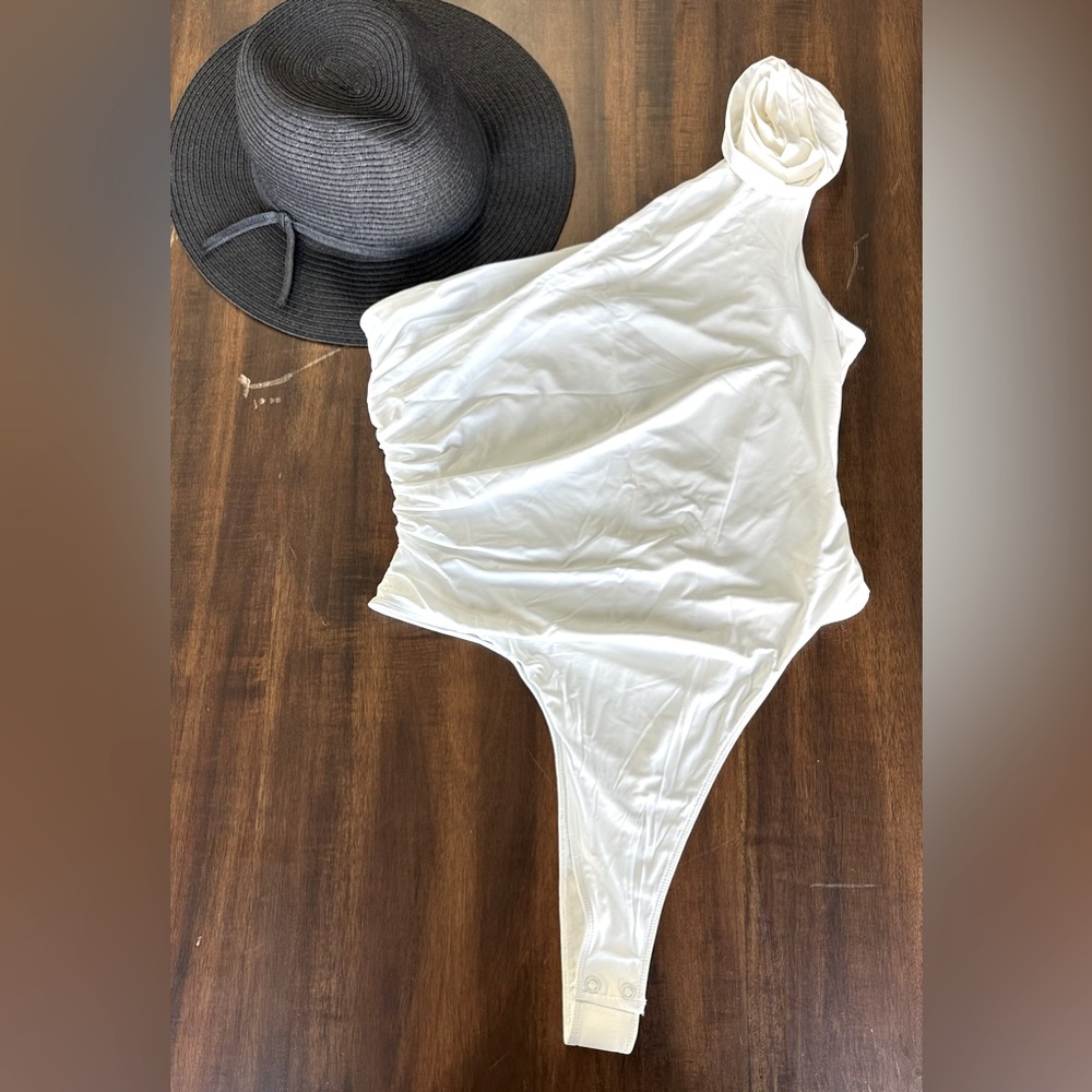 Bardot NWT White One Shoulder Lilita Bodysuit (X-SMALL)